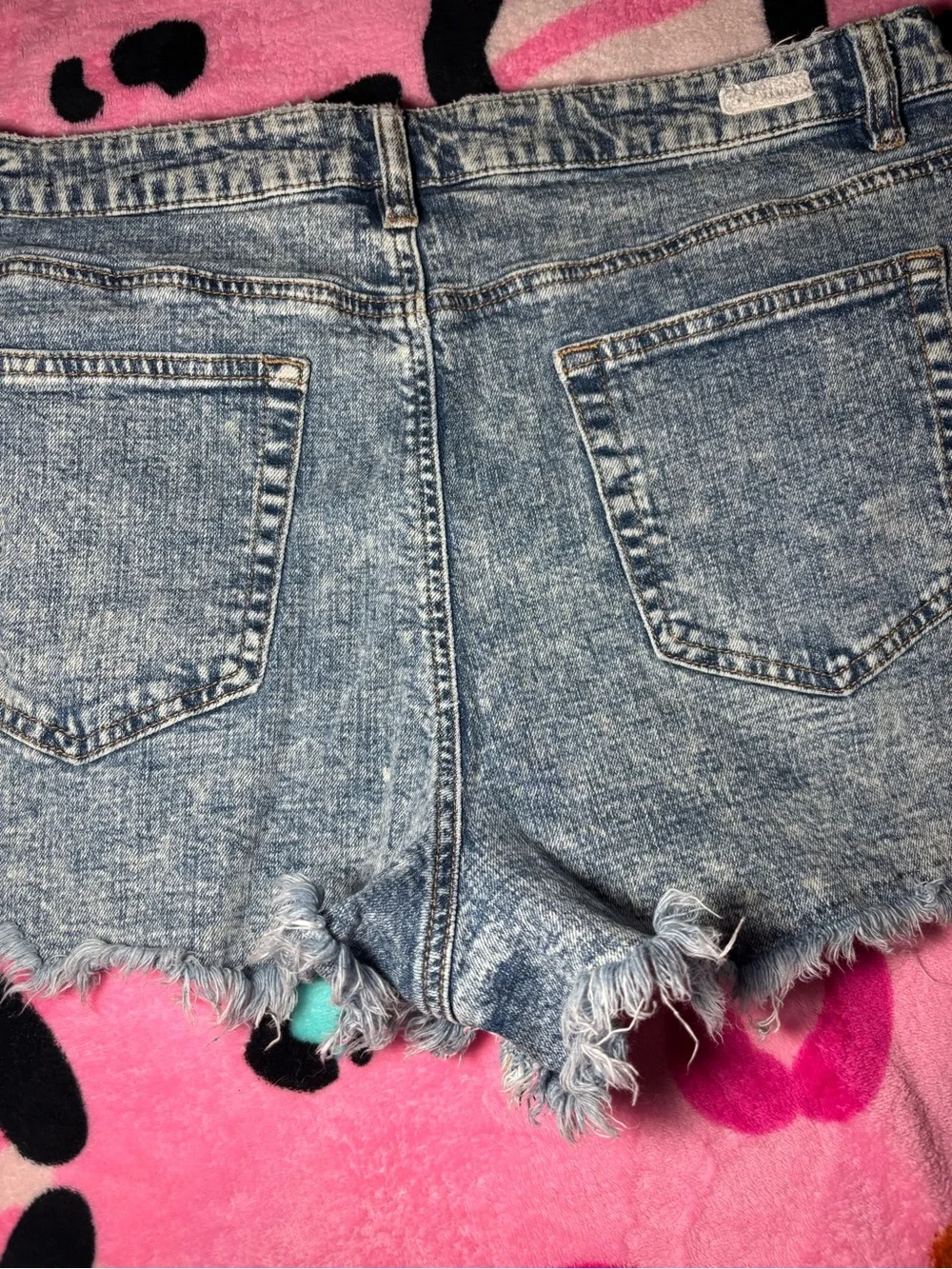 Almost Famous Denim Shorts - Picture 11 of 14